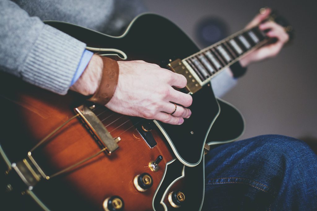 ギターを演奏している人の手の画像