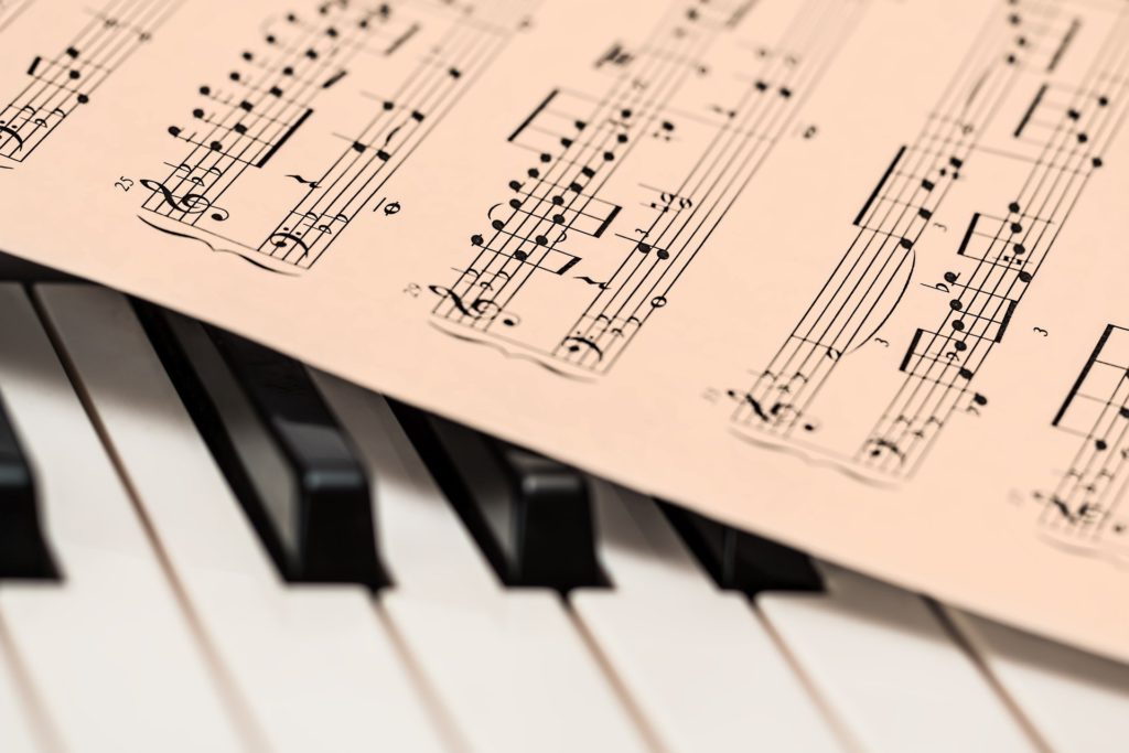 ピアノの鍵盤と五線譜の画像