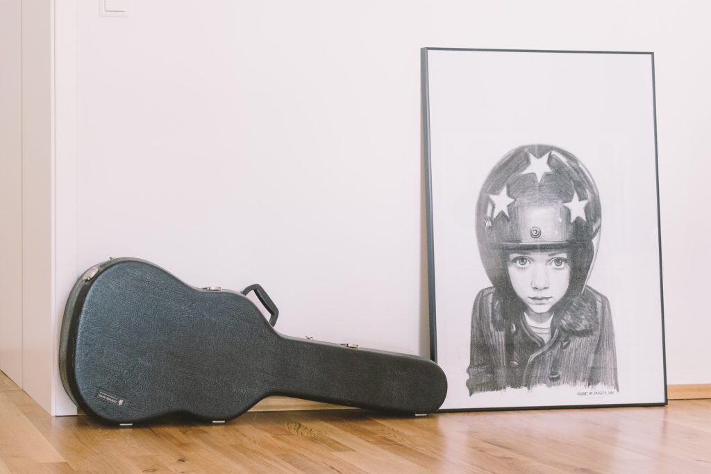 ハードケースに入ったギターがスタジオに置いてある画像
