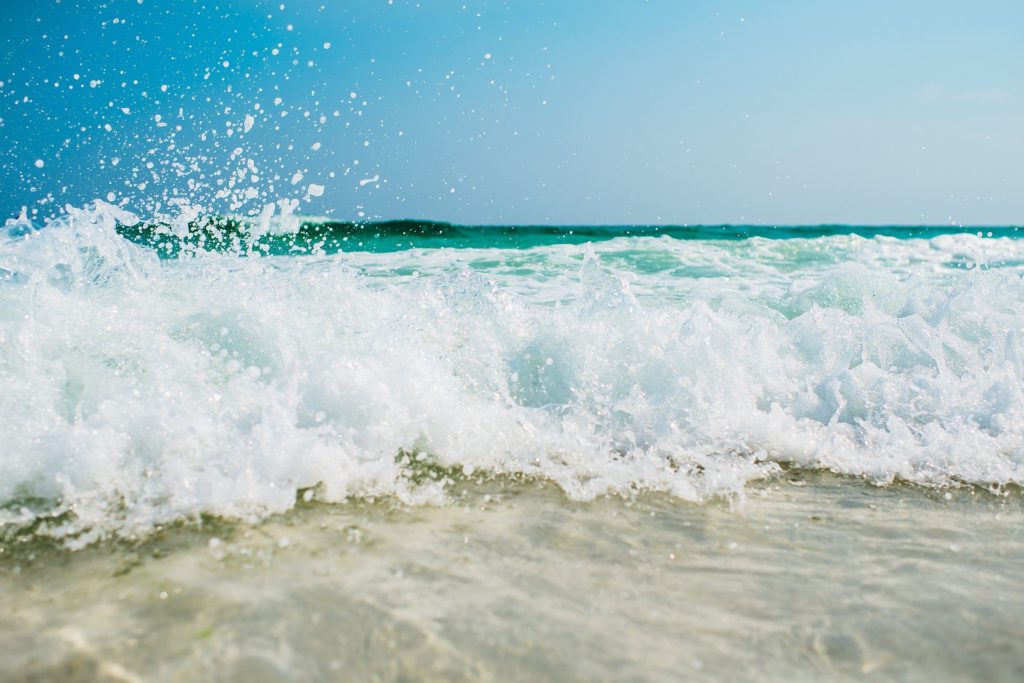 夏の海の波をアップで撮影した画像