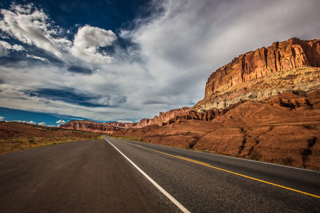 ドライブにおすすめの直線の道路と景色を撮影した画像