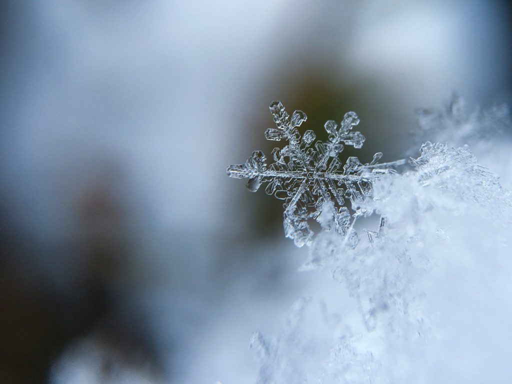 雪の結晶をアップで撮影した画像