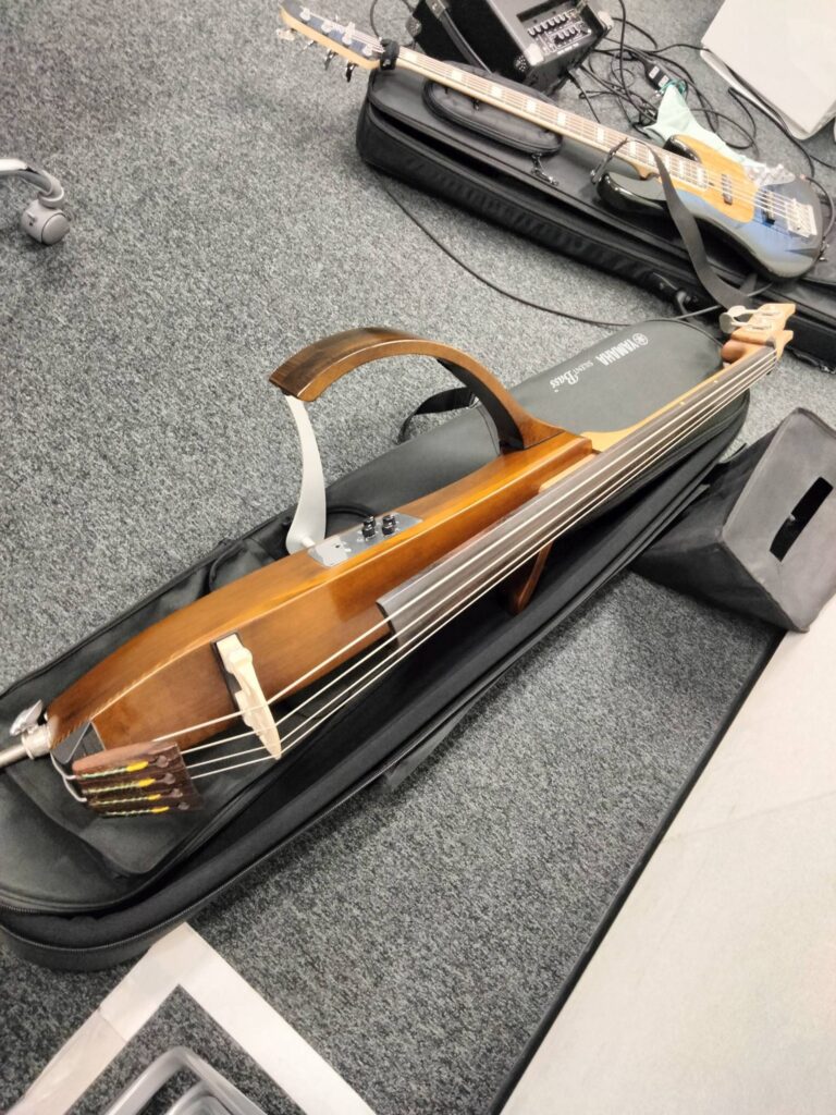 ヤマハSLB300をスタジオに置いてある画像